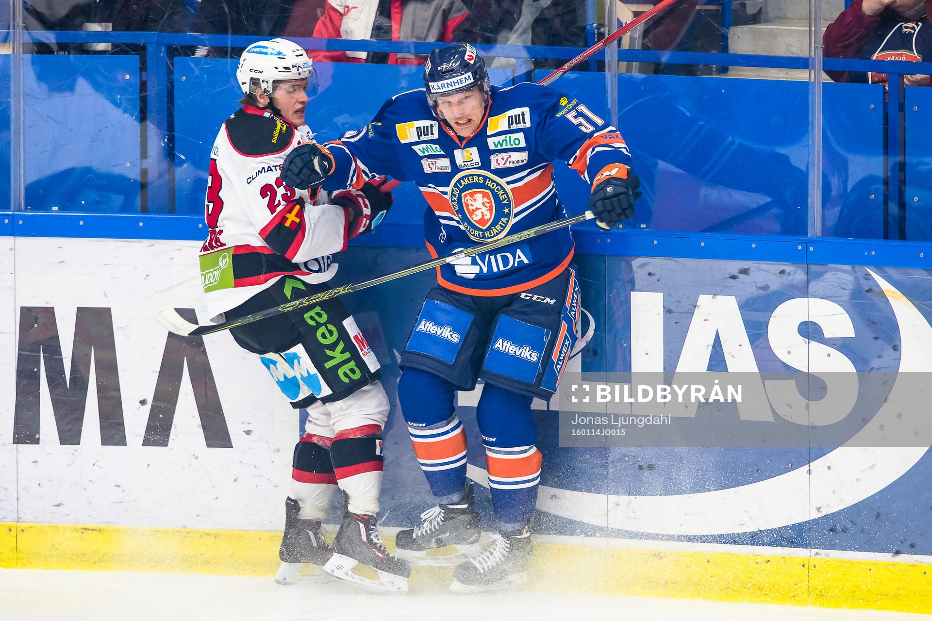 Växjös Joey Crabb tacklar Malmö Redhawks Christoffer