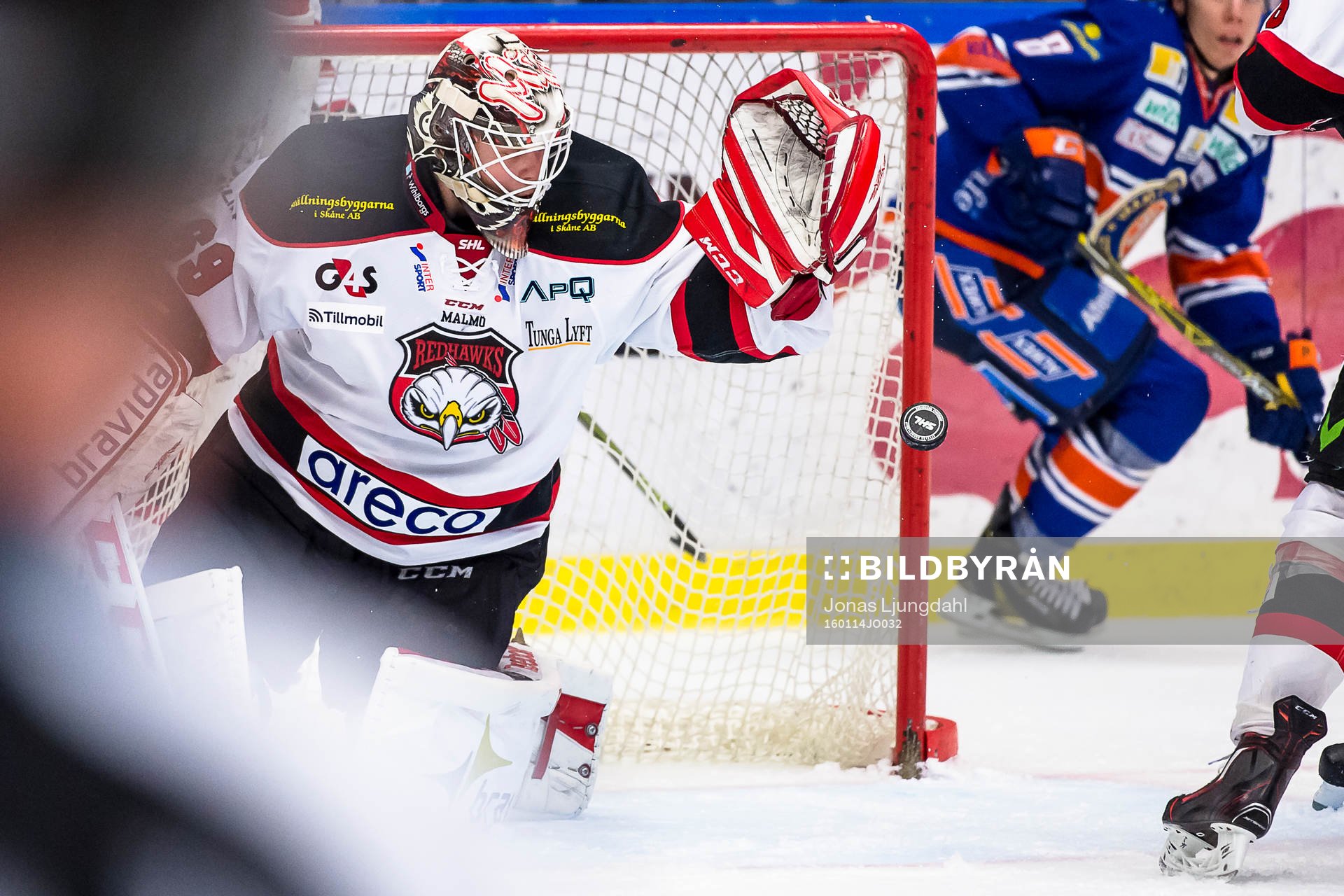Malmö Redhawks målvakt Oscar Alsenfelt tappar pucken