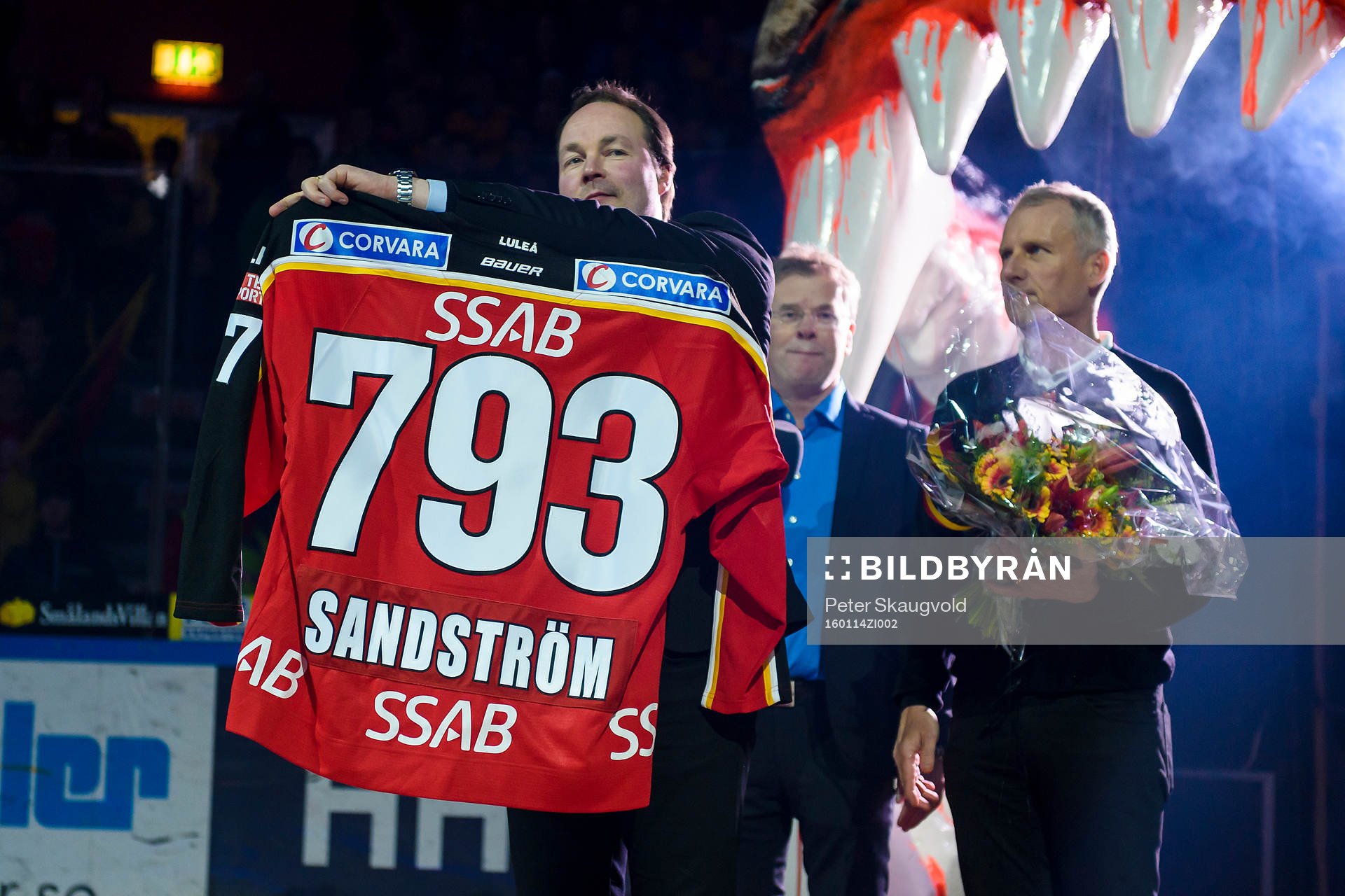 Roger Åkerström håller upp Jan Sandströms matchtröja