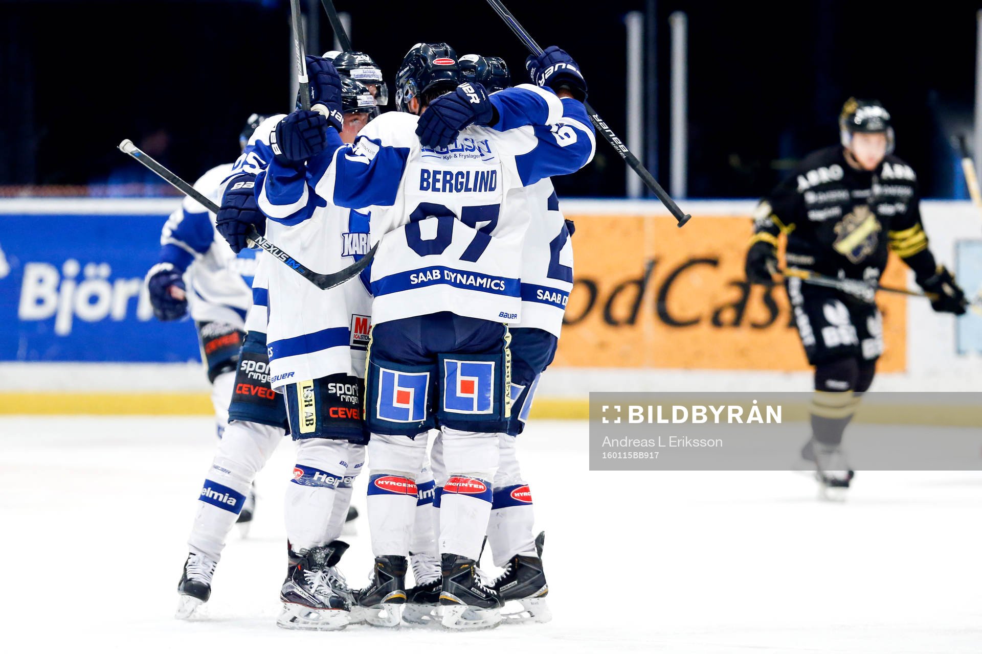 Karlskogas Victor Berglind jublar med lagkamraterna