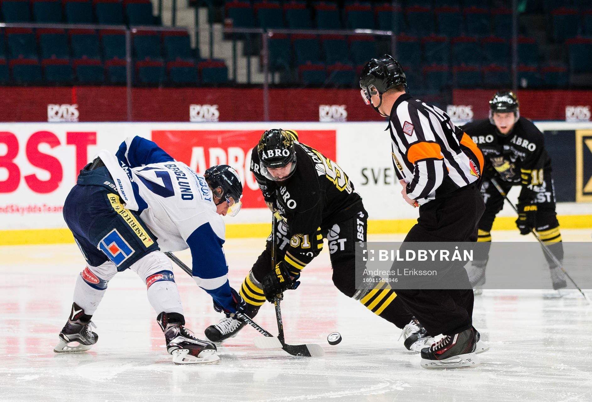 Domare Daniel Winge släpper pucken när Karlskogas