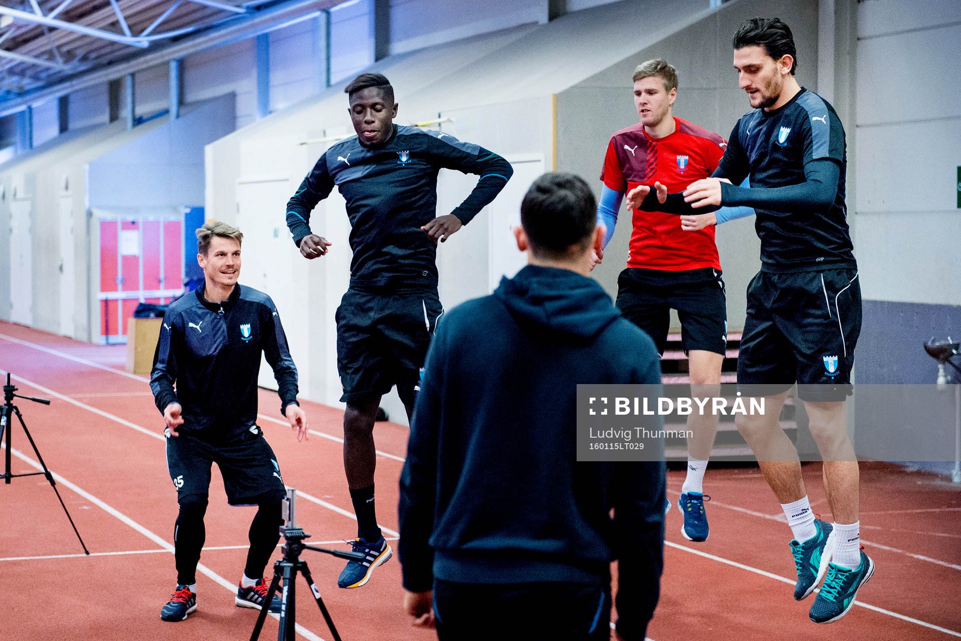 Markus Rosenberg, Pa Konate, målvakt Fredrik Andersson och Agon Mehmeti värmer upp när Malmö FFs spelare fystestas den 15 januari 2016 i Malmö.