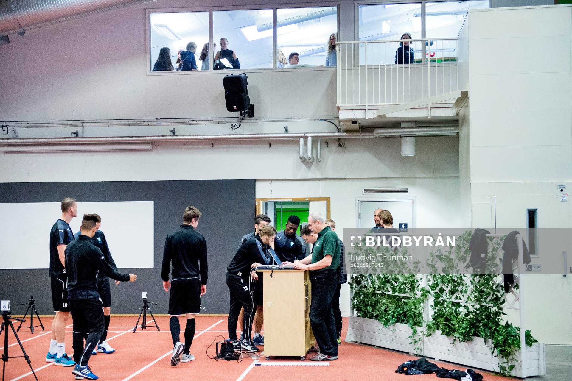 En skolklass tittar ner när Malmö FFs spelare fystestas