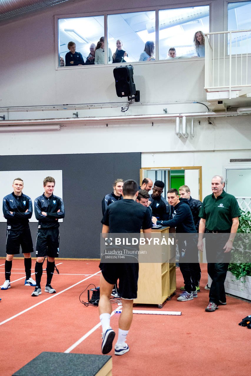Spelarna och en skolklass tittar på när Vladimir Rodic