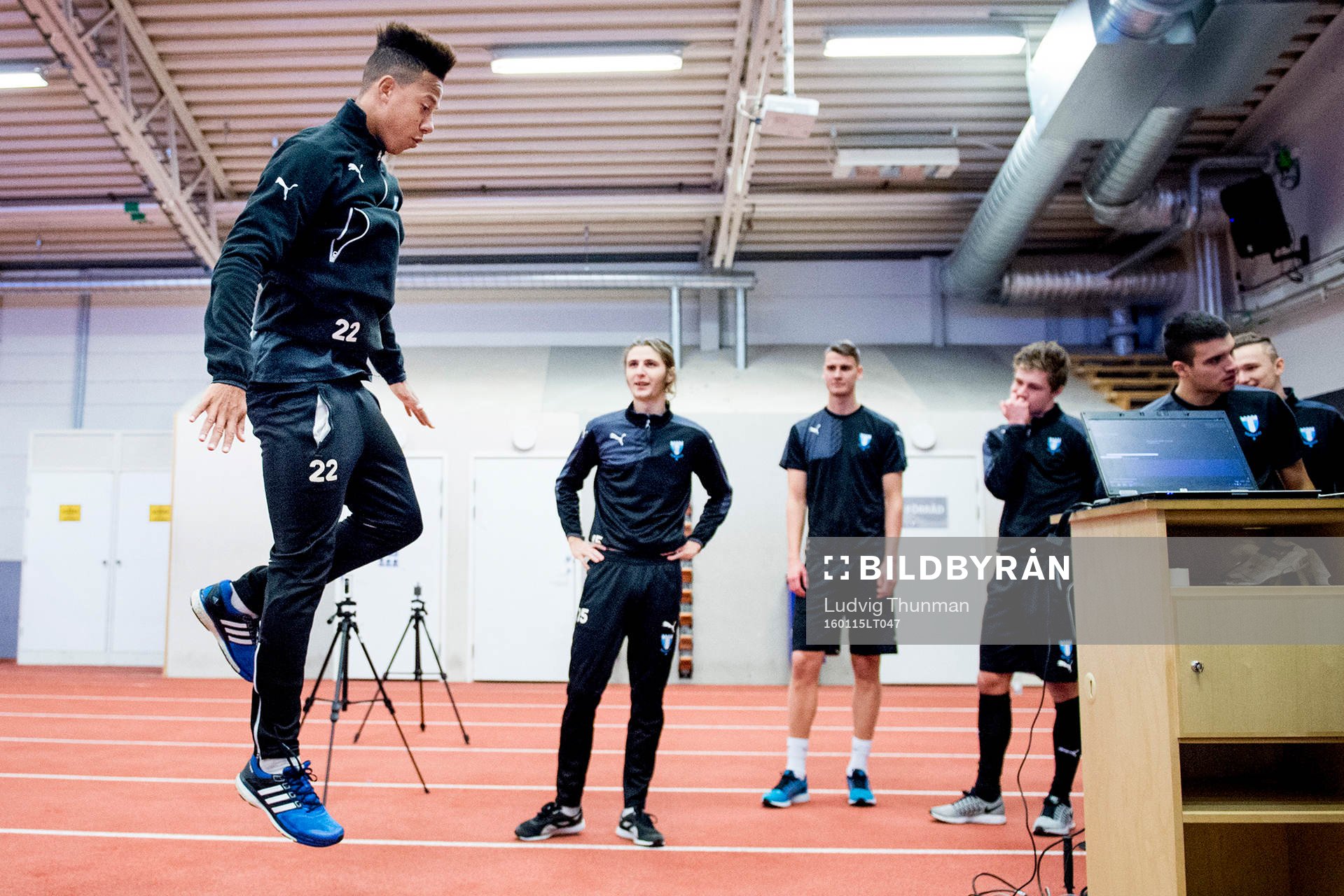 Malmö FFs Tobias Sana hoppar när Malmö FFs spelare
