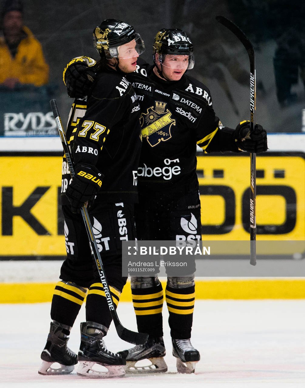 s Jacob Spångberg gratuleras av AIK:s Jonathan Léman