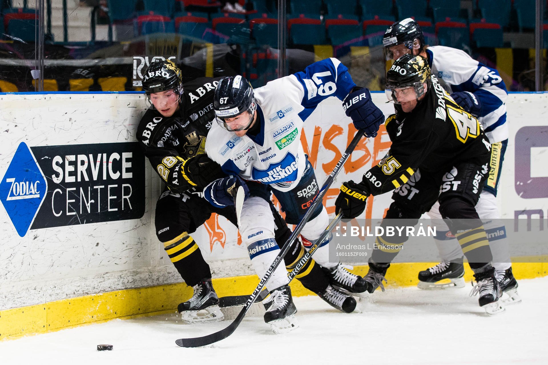 s Jesper Frödén i kamp om pucken med Karlskogas Victor