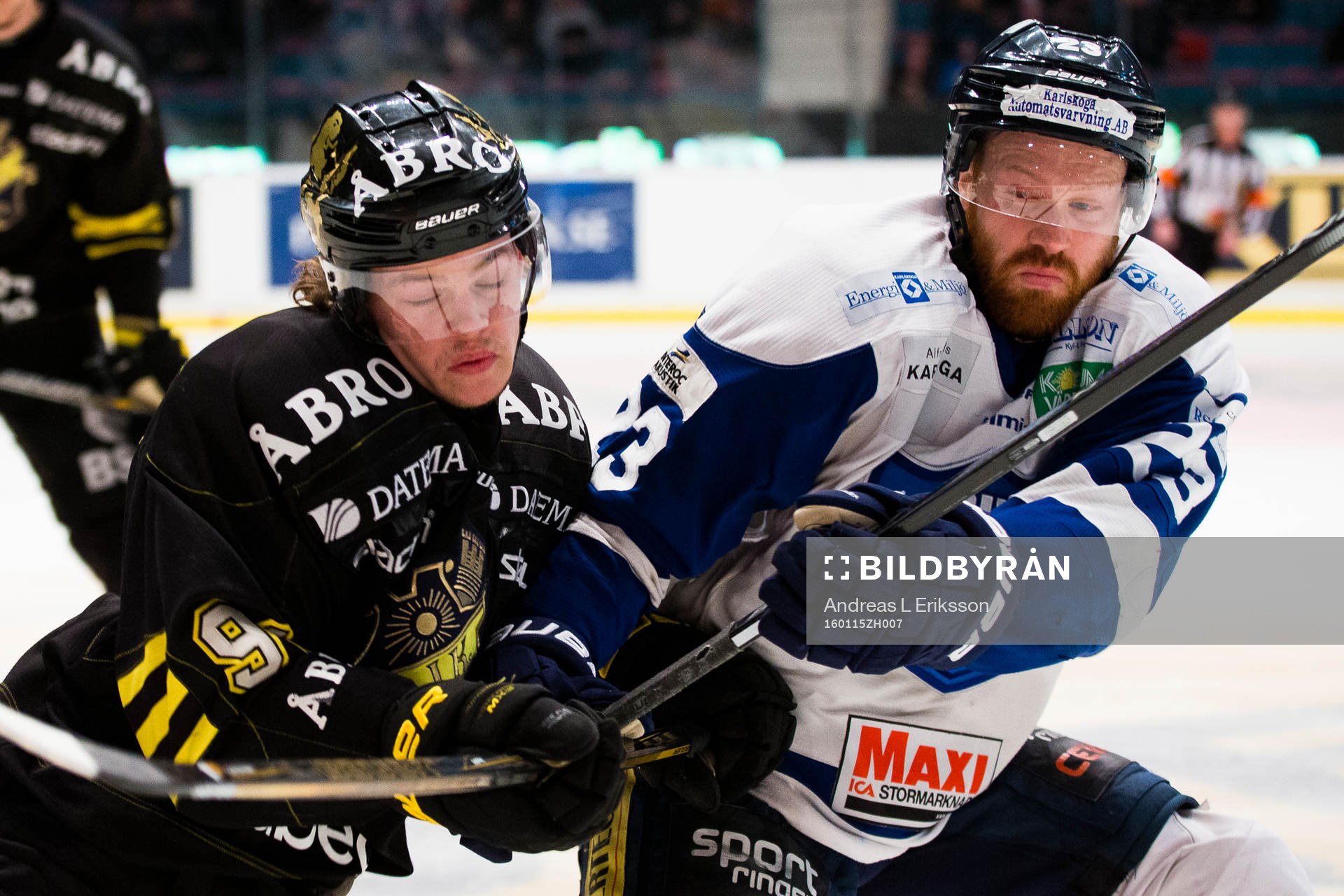 s Malte Strömwall i en närkamp med Karlskogas Fredrik