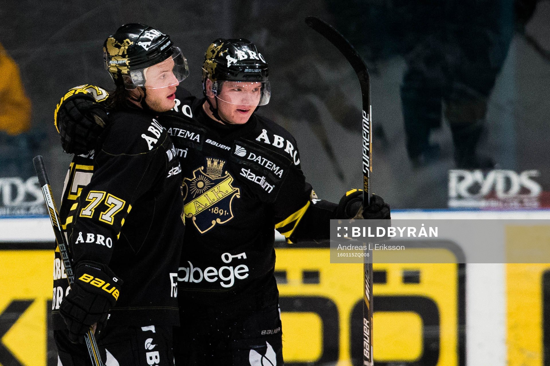 s Jacob Spångberg gratuleras av AIK:s Jonathan Léman