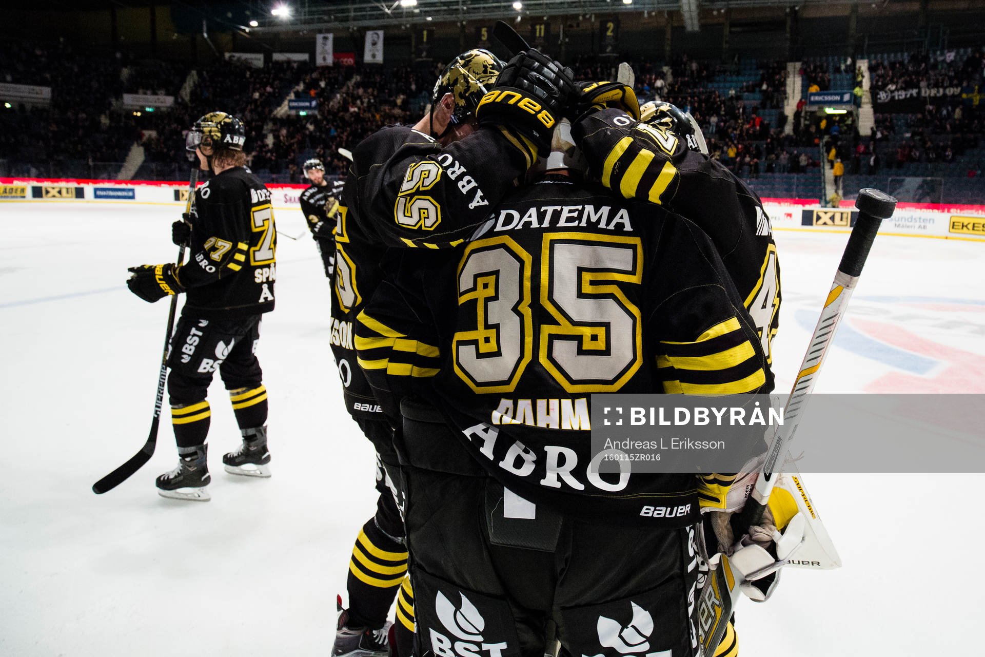 s Simon Fredriksson och AIK:s Eric Norin kramar om AIK:s