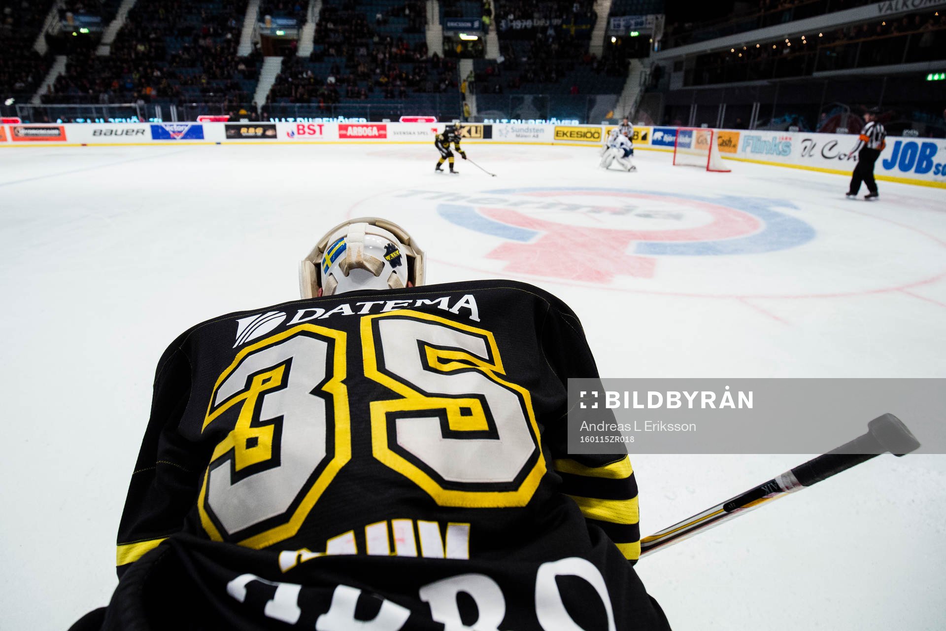 s målvakt Robin Rahm följer straffläggningen
