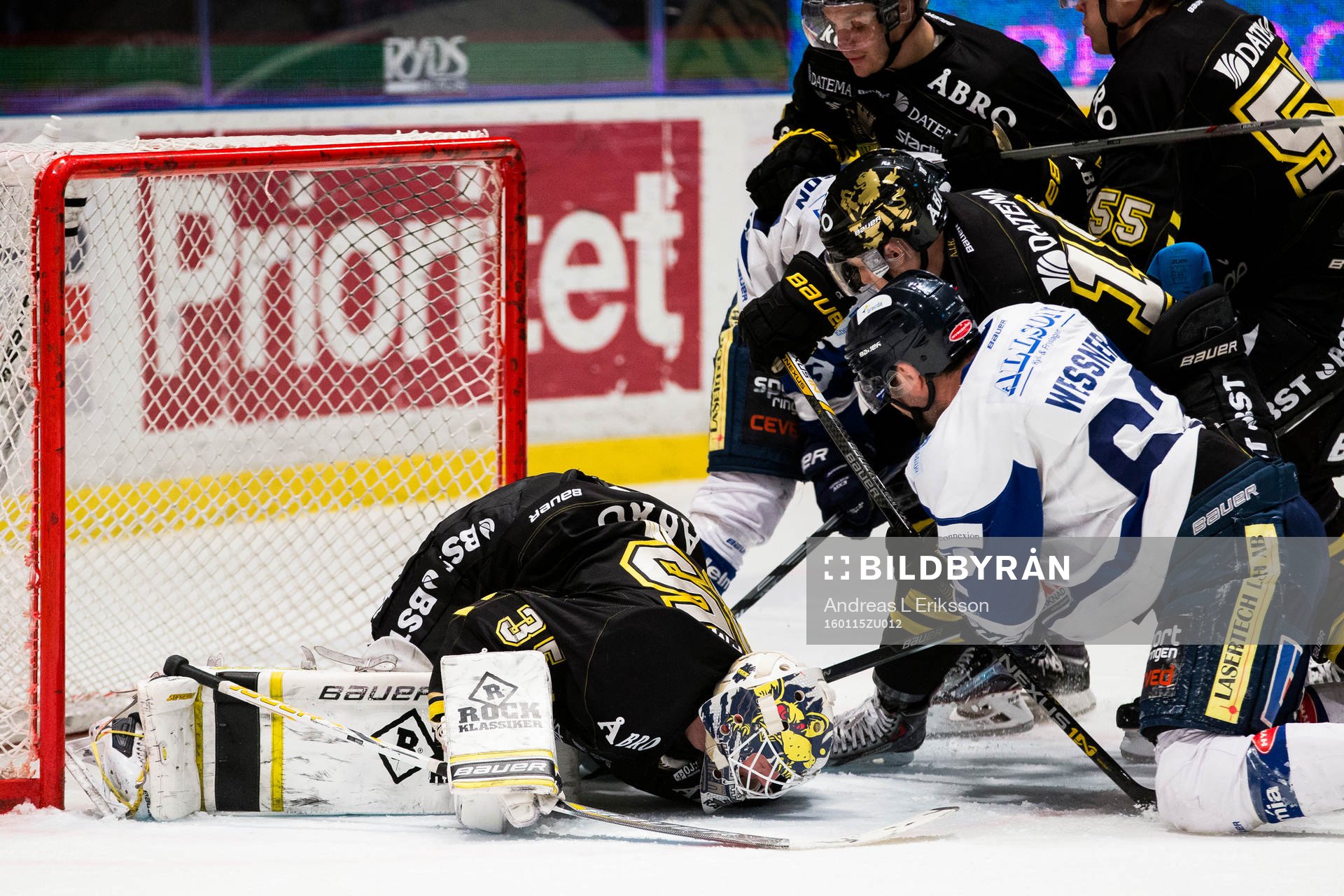 s målvakt Robin Rahm tar hand om pucken framför