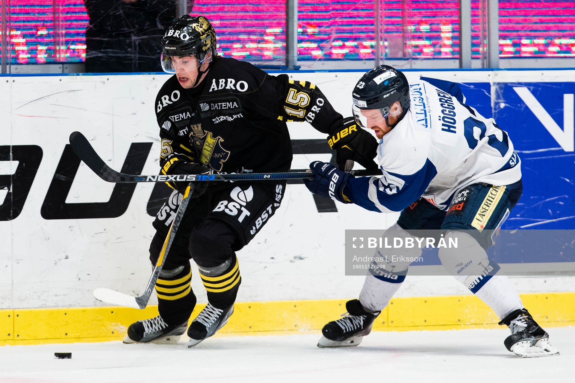 s Jonathan Andersson tar sig förbi Karlskogas Fredrik