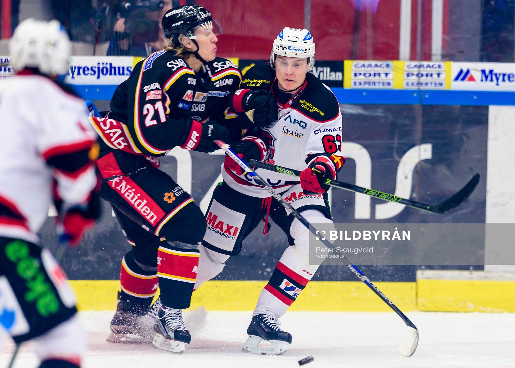 Luleås Emil Sylvegård tacklar Malmö Redhawks Fredrik