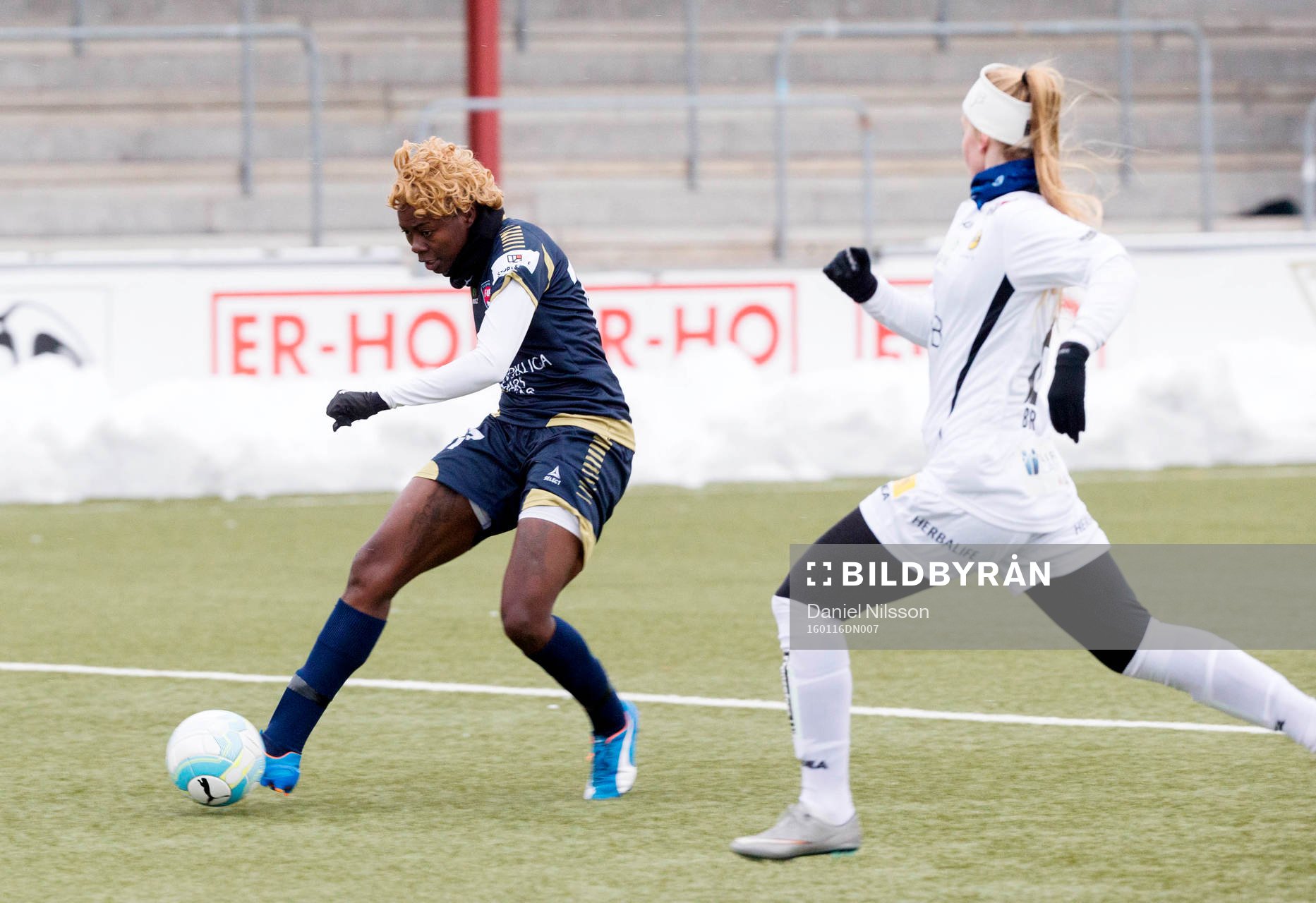 Rosengårds Gaëlle Enganamouit skjuter in 3-1 målet och