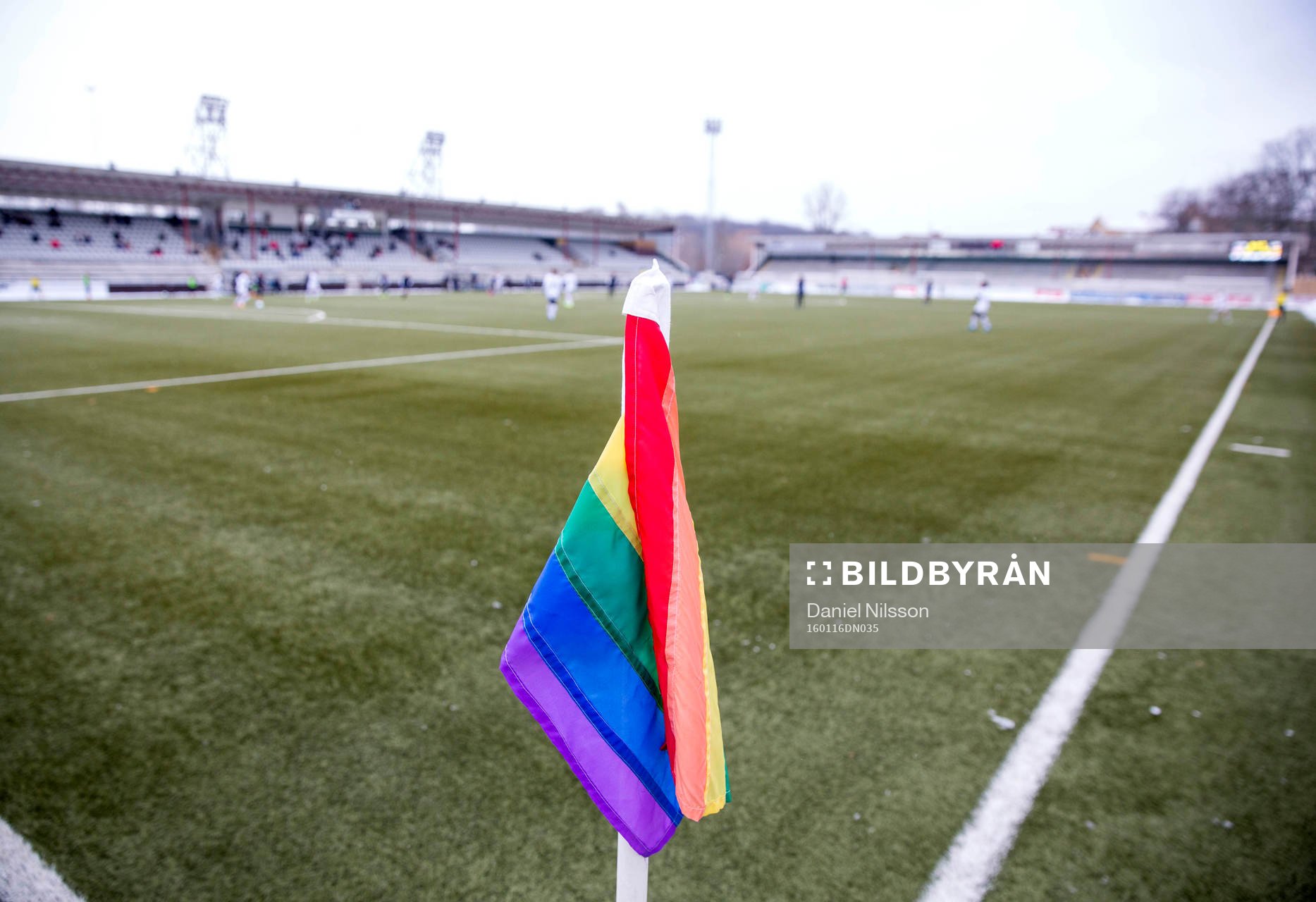 Regnbågflagga som hörnflagga på Gamla IP
