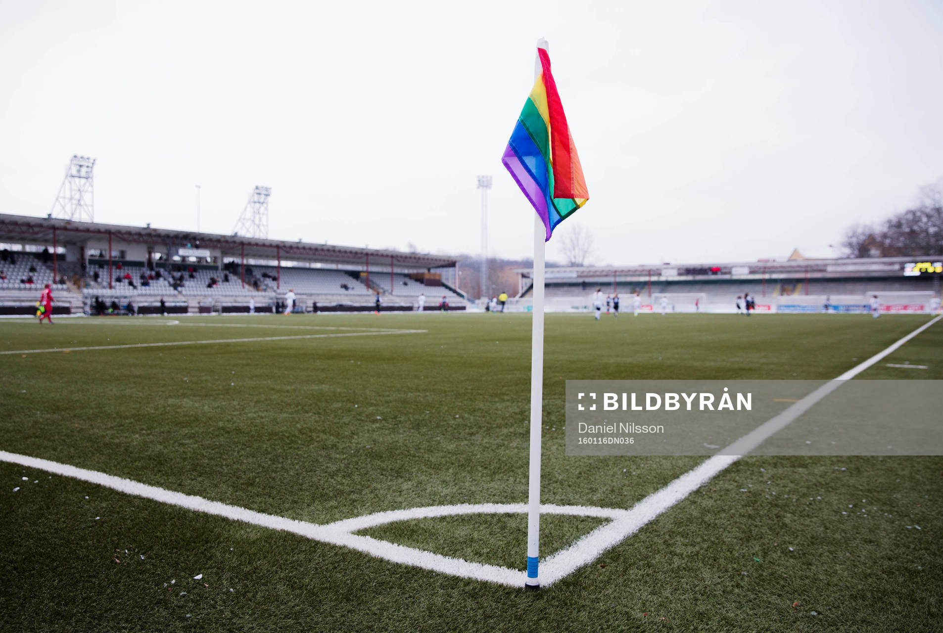 Regnbågflagga som hörnflagga på Gamla IP