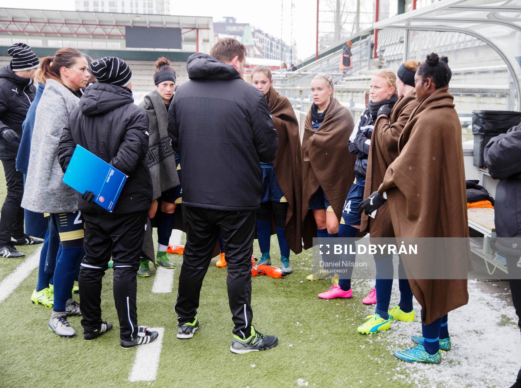 Rosengårds spelar värmer sig med filtar