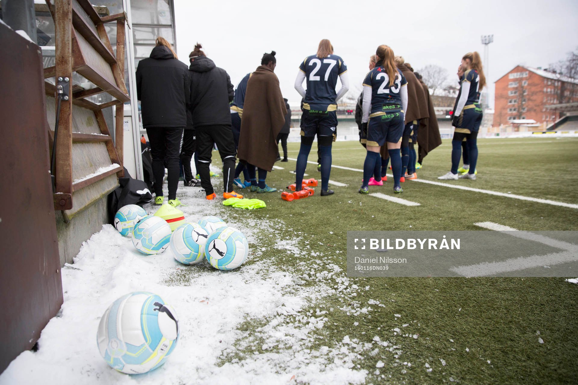 Snödrivor i kanterna på planen på Gamla IP