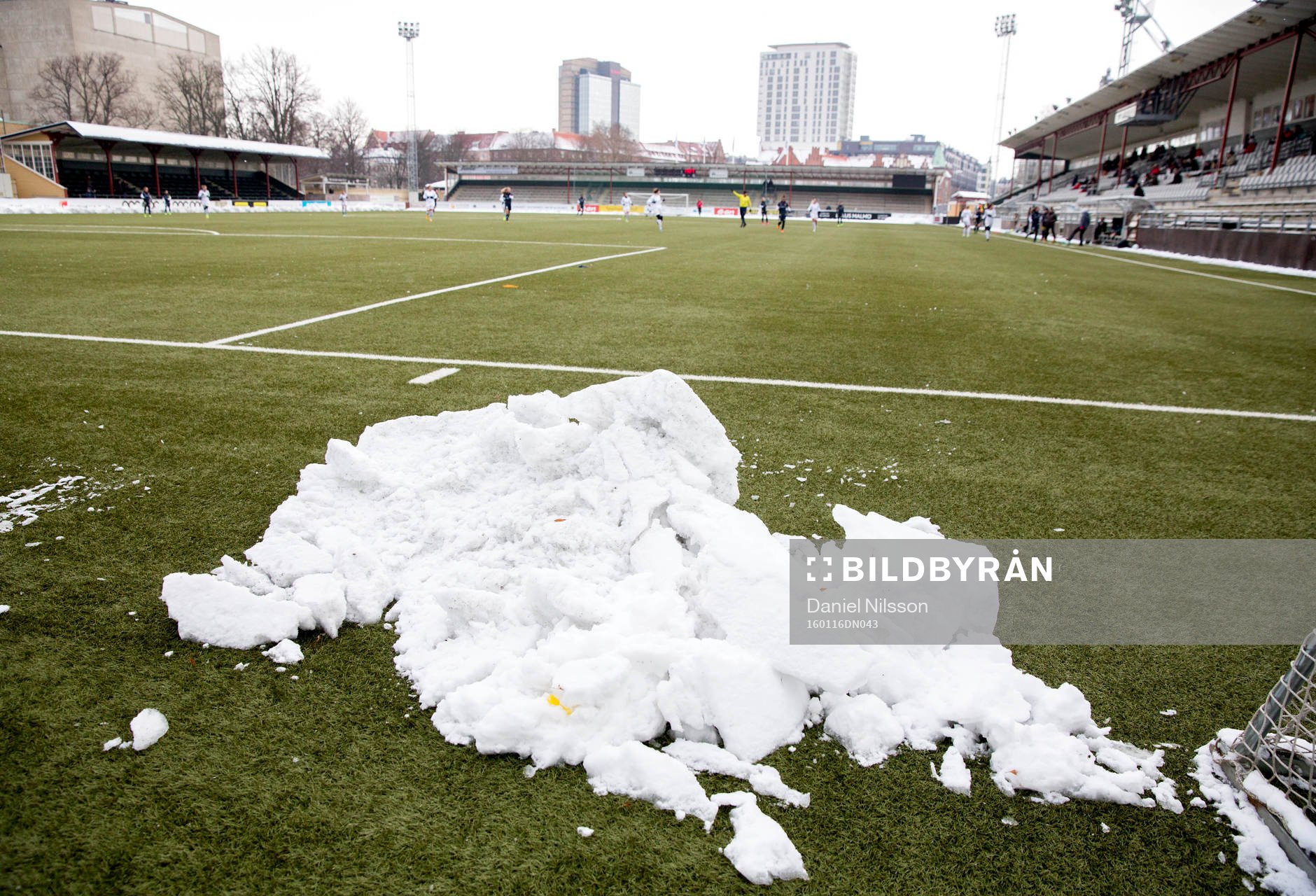 Snödrivor i kanterna på planen på Gamla IP
