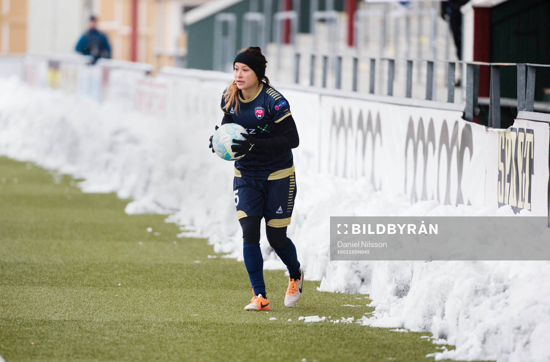 Rosengårds Ali Riley hämtar bollen i snödrivorna