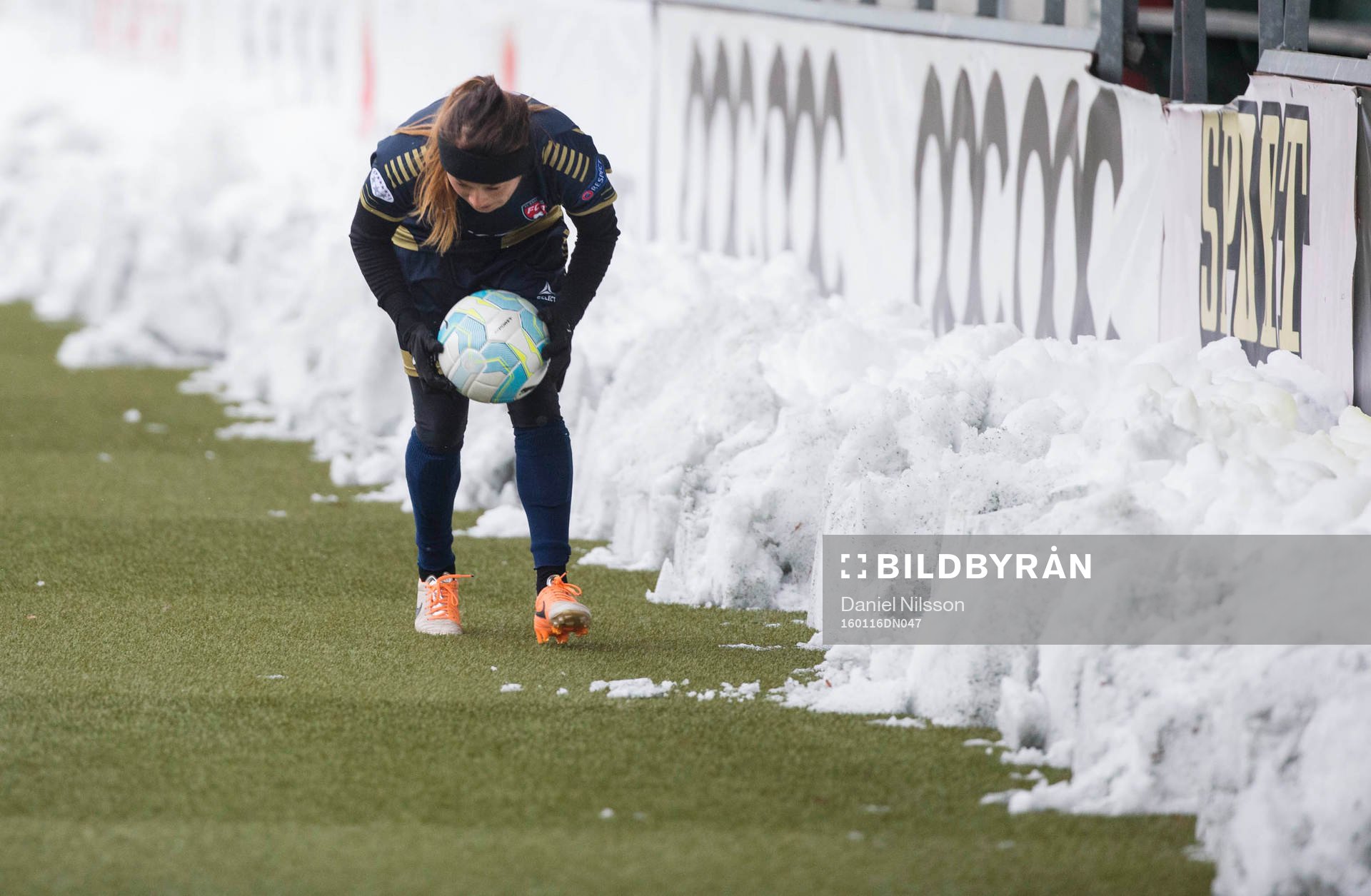 Rosengårds Ali Riley hämtar bollen i snödrivorna