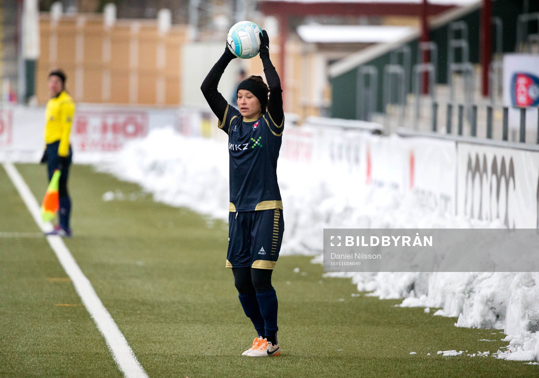 Rosengårds Ali Riley hämtar bollen i snödrivorna