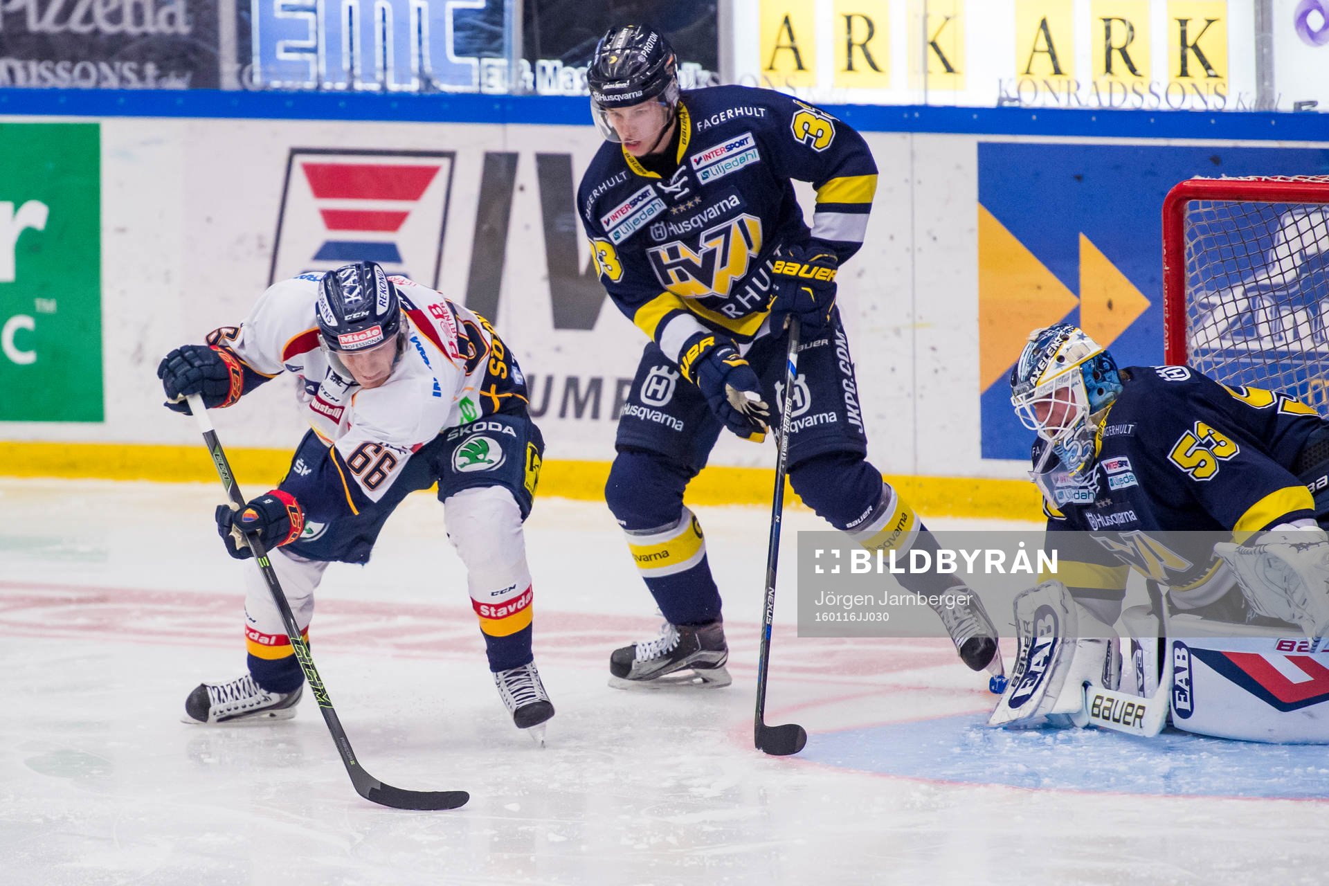 s Niklas Hansson framför HV71:s mål