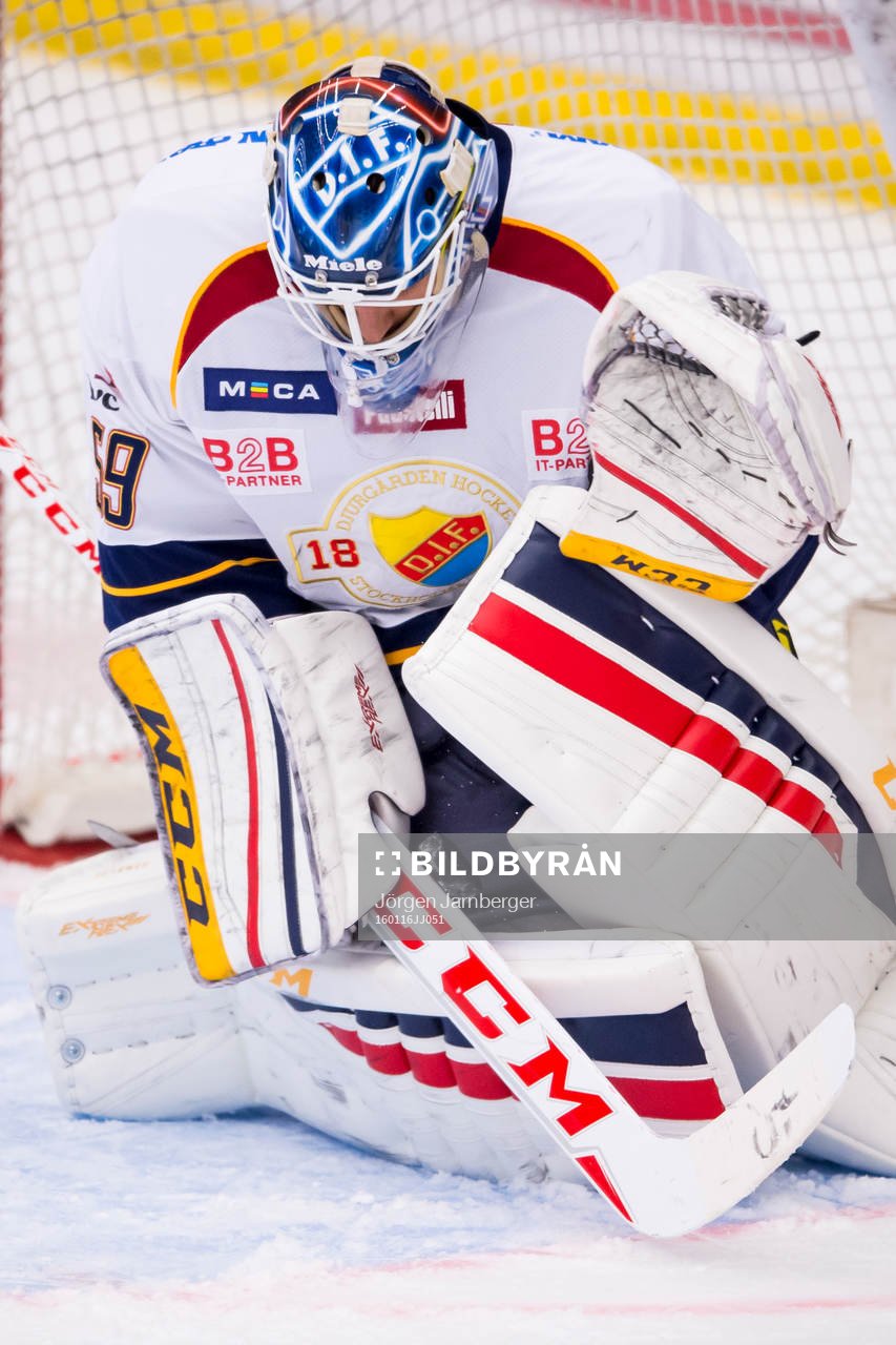 Djurgårdens målvakt Mantas Armalis räddar pucken och har