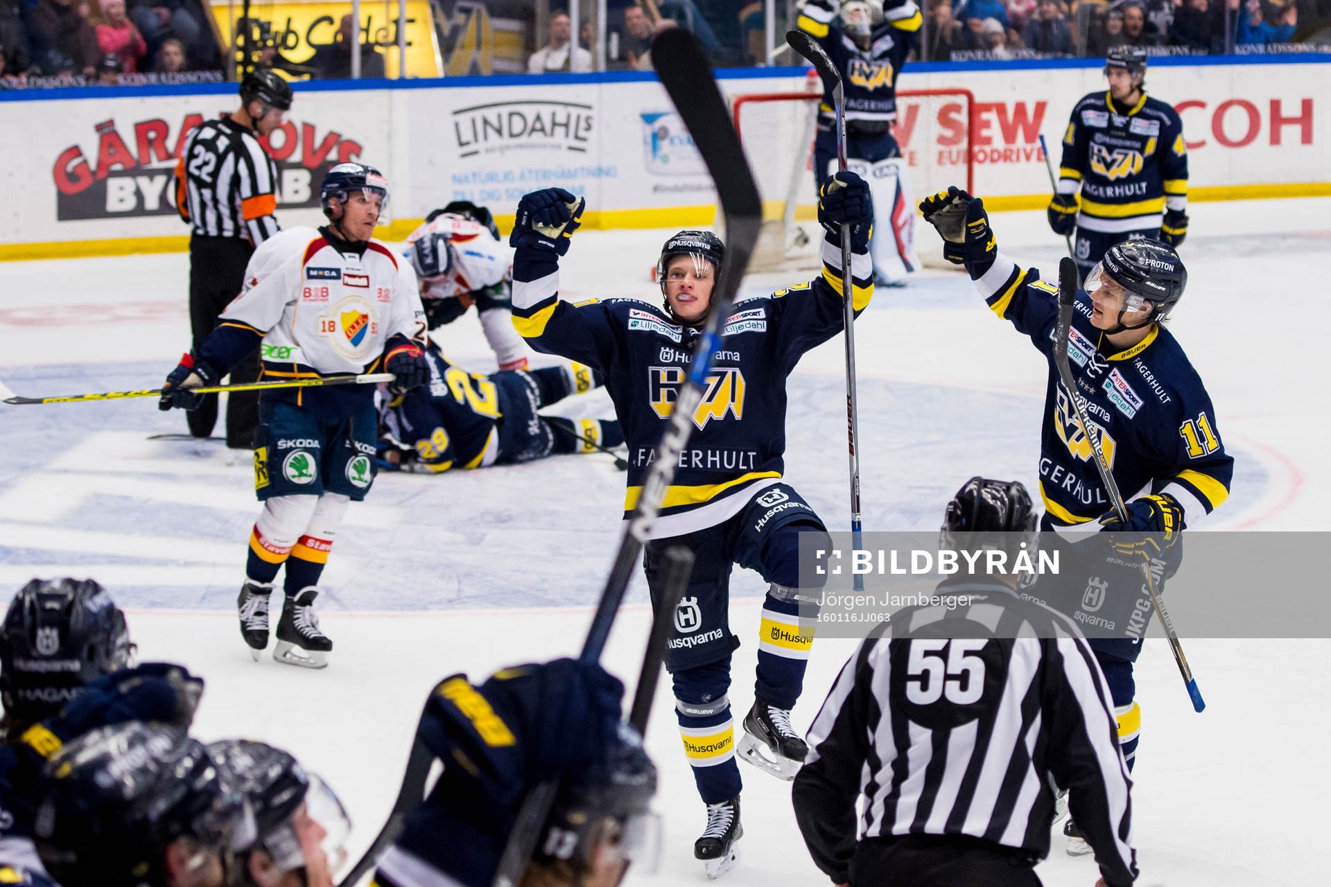 s Lawrence Pilut (mitt i bild) jublar