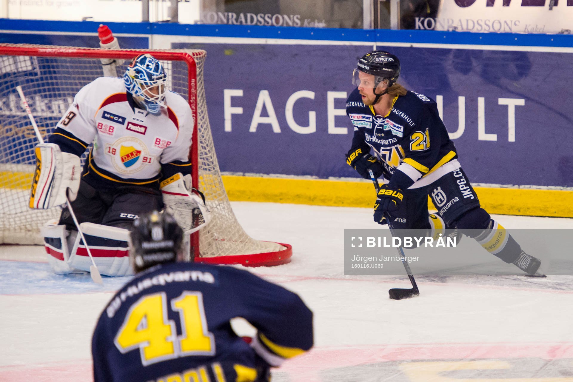 s Mattias Tedenby och Djurgårdens målvakt Mantas Armalis