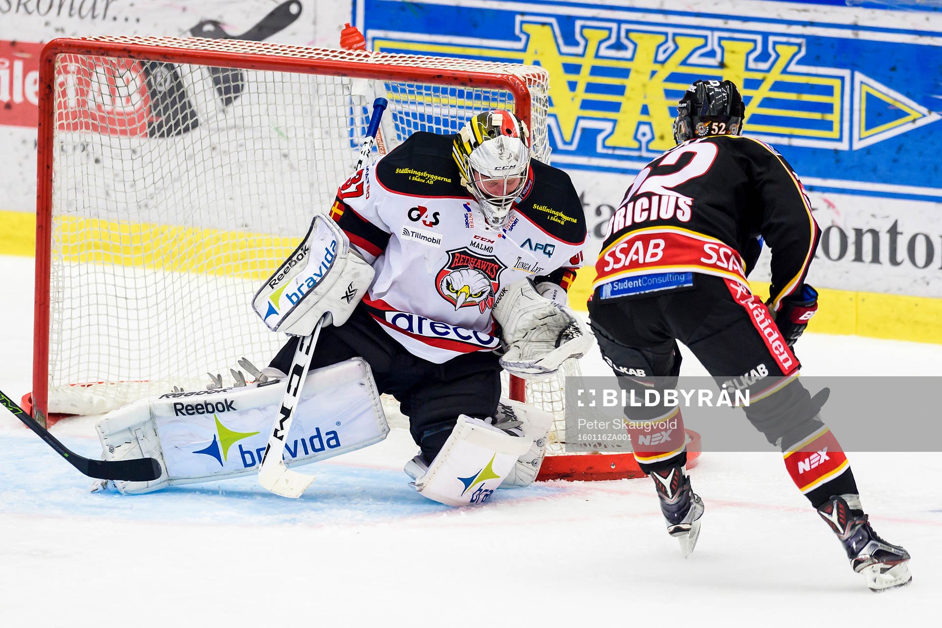 Malmö Redhawks målvakt Jonas Gunnarsson räddar ett skott