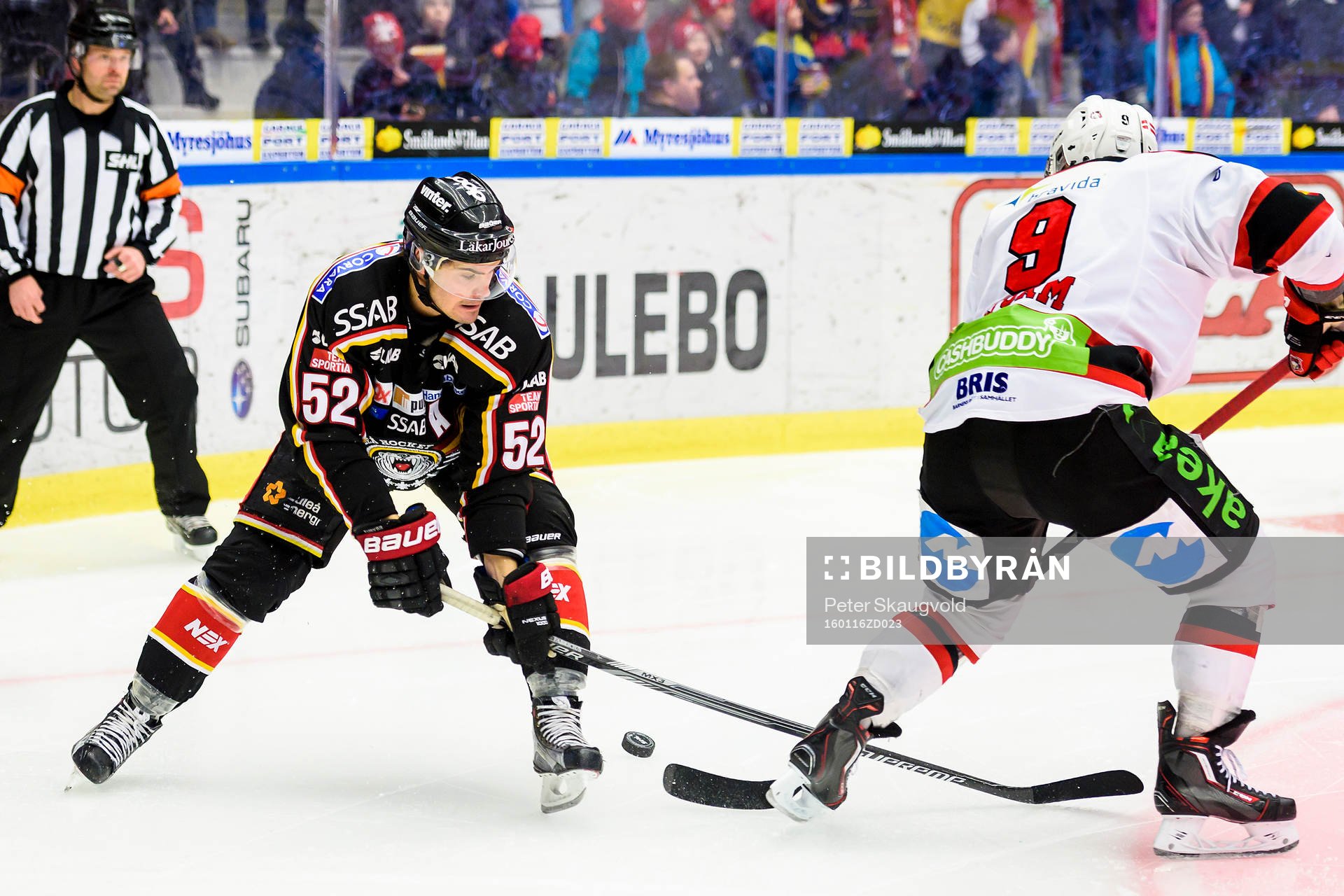 Luleås Karl Fabricius försöker stoppa Malmö Redhawks