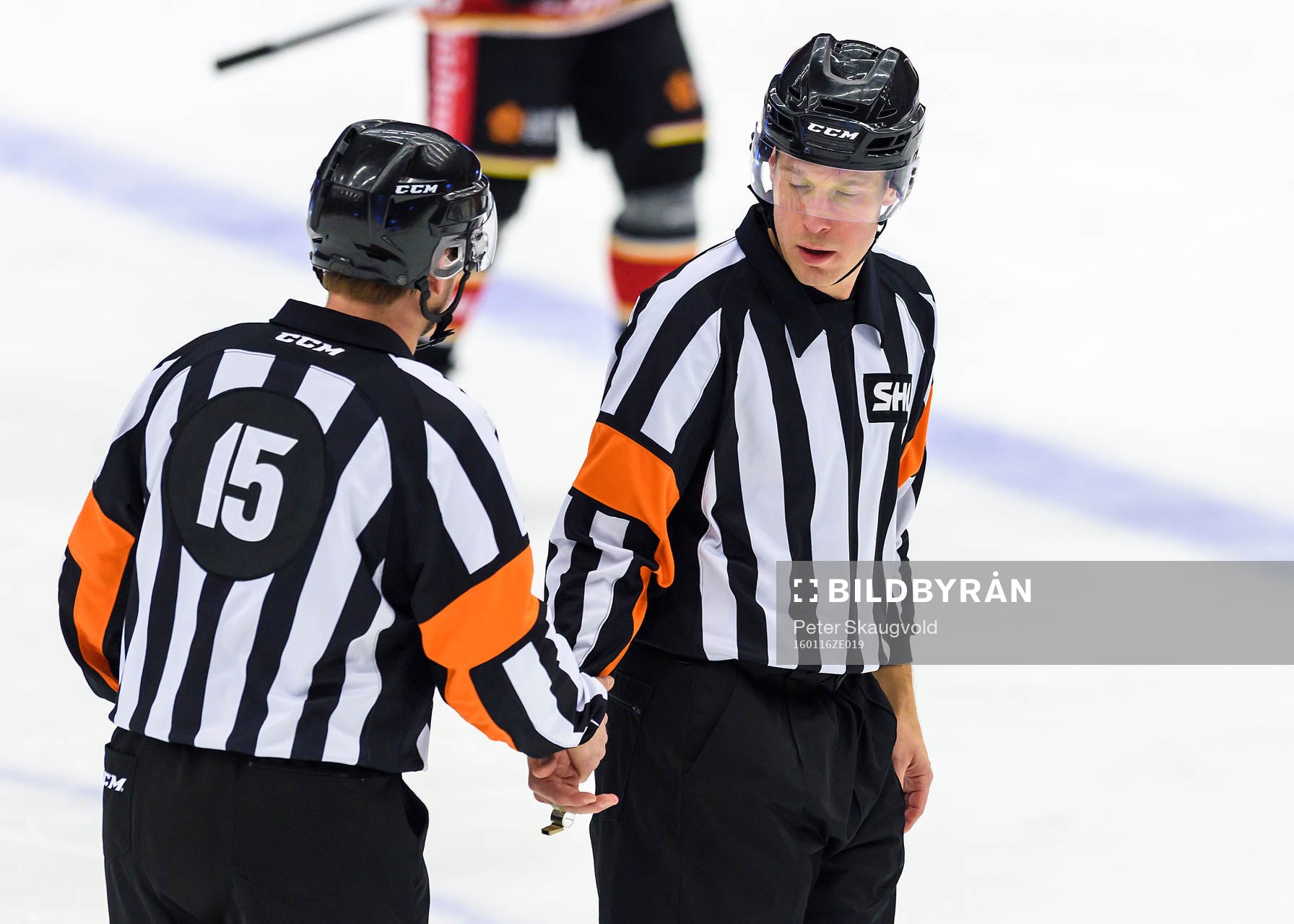 Domarna Patrik Sjöberg(v) och Tobias Björk(h)