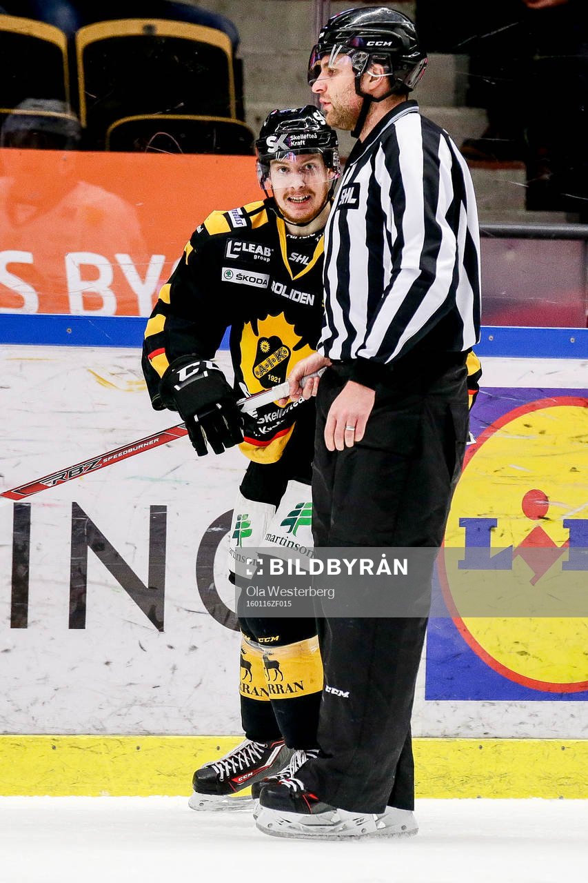 Skellefteås Niclas Burström  och Linjedomare Emil