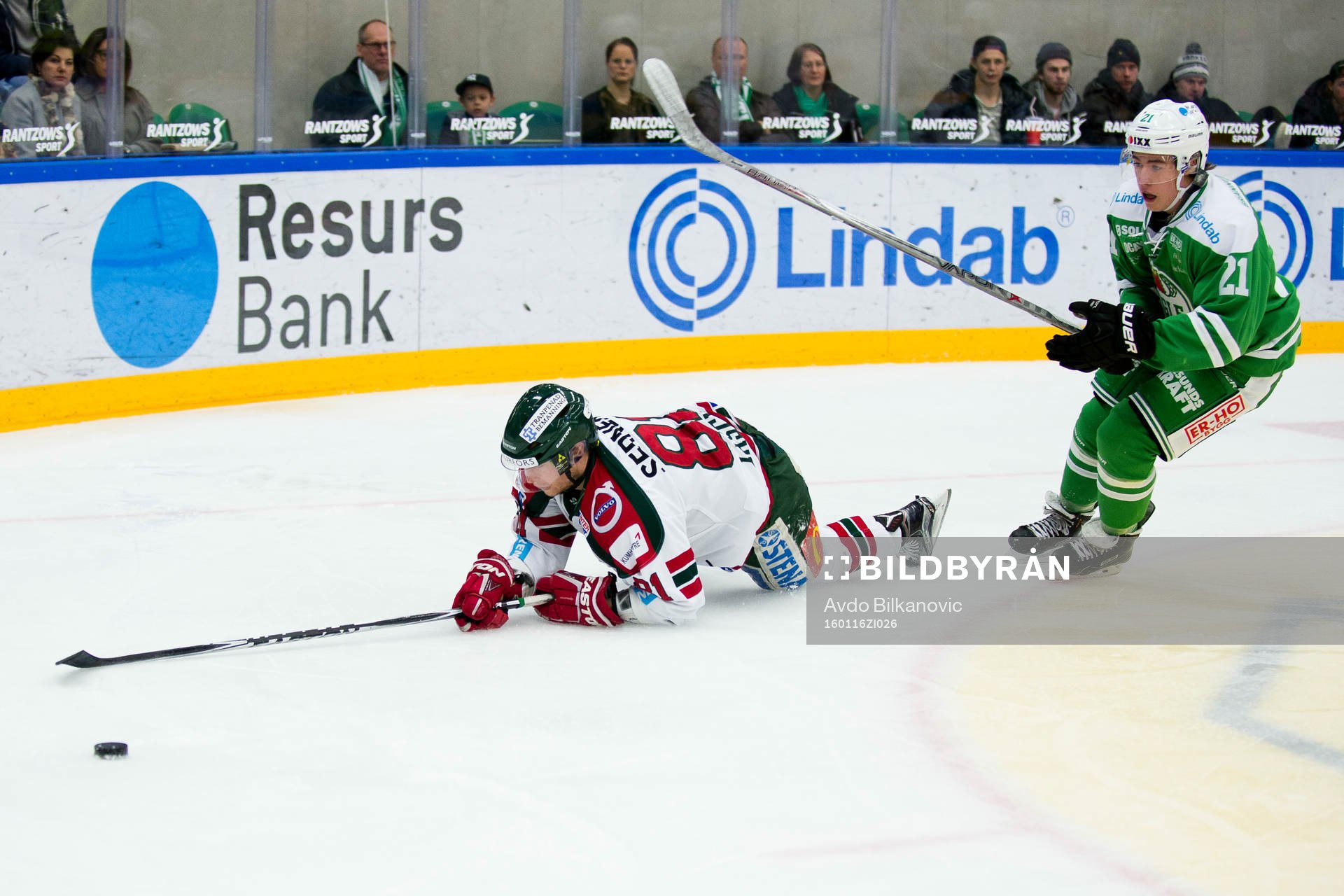 Rögles Alexander Lunsjö jagar Frölundas Ryan Lasch som