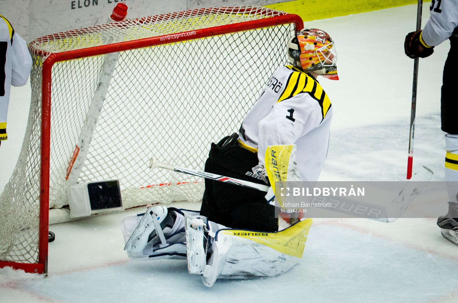 Brynäs målvakt Felix Sandström deppar