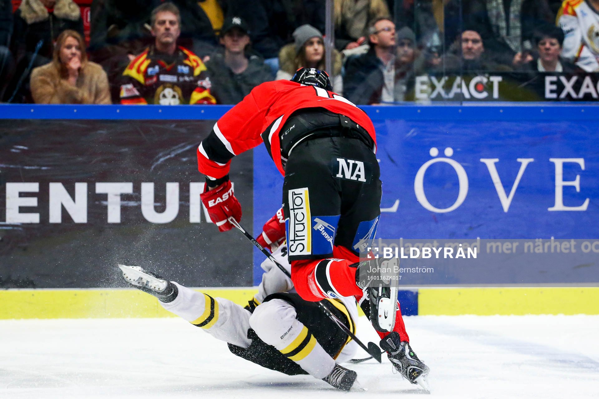 Örebros Marko Anttila tacklar en Brynässpelare