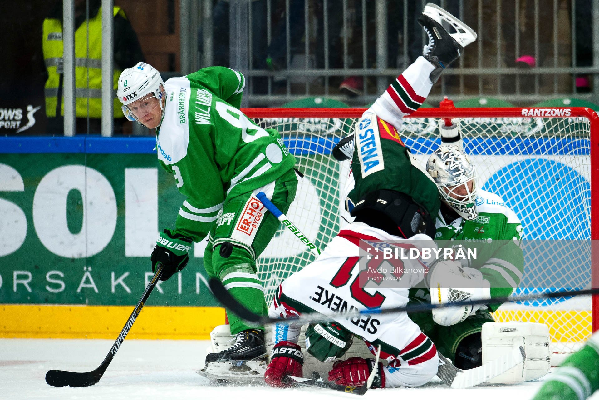 Frölundas Elias Fälth trillar över Rögles Ivan Baranka