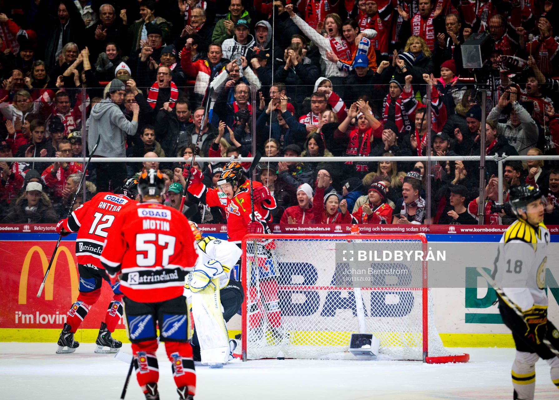 Örebros Kalle Olsson gör 1-0 och jublar med Marko Anttila