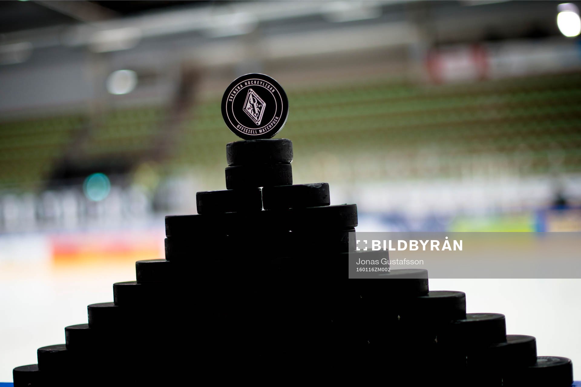 En uppställning med puckar innan matchen