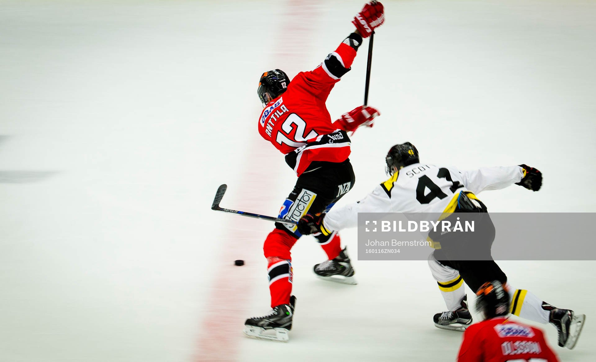 Panorering på Örebros Marko Anttila när han skjuter 3-2