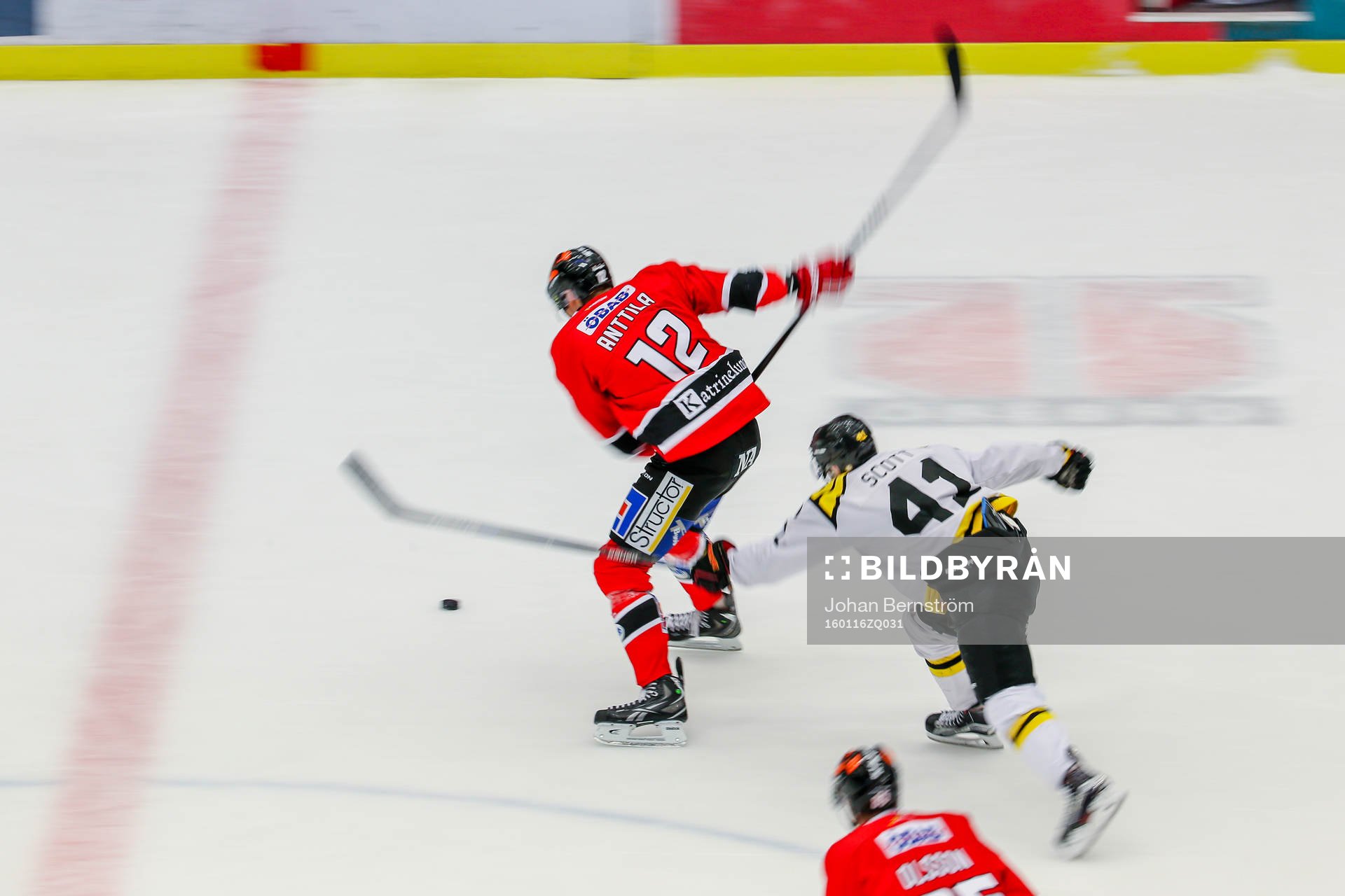 Örebros Marko Anttila gör 3-2 via plexiglaset bakom
