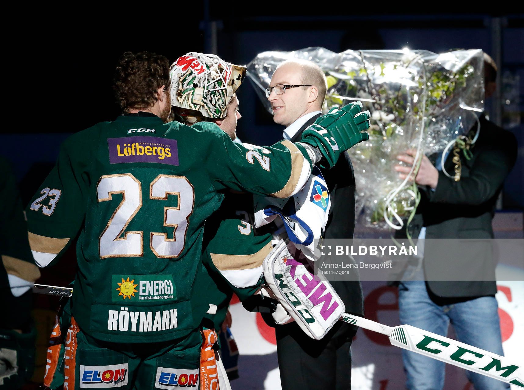 Färjestads Marius Holtet avtackas av Färjestads målvakt