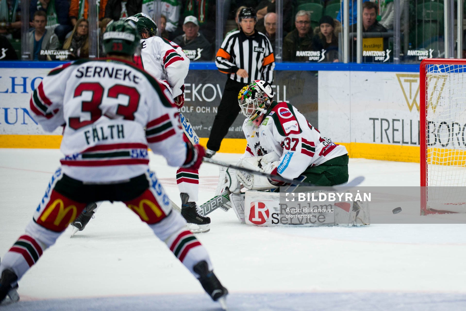 Frölundas målvakt Johan Gustafsson släpper pucken över