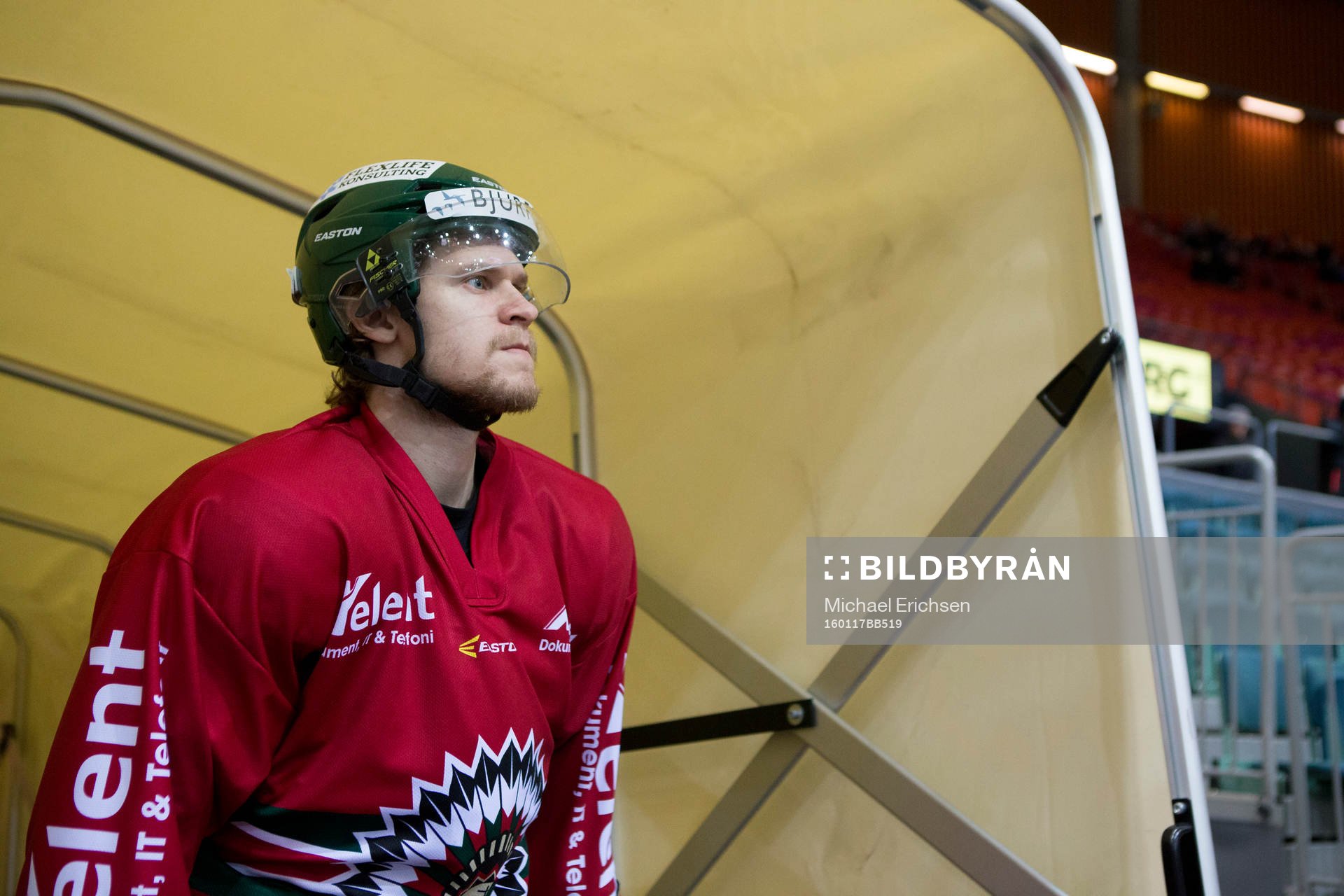 Frölundas Anton Axelsson på väg in i Scandinavium innan