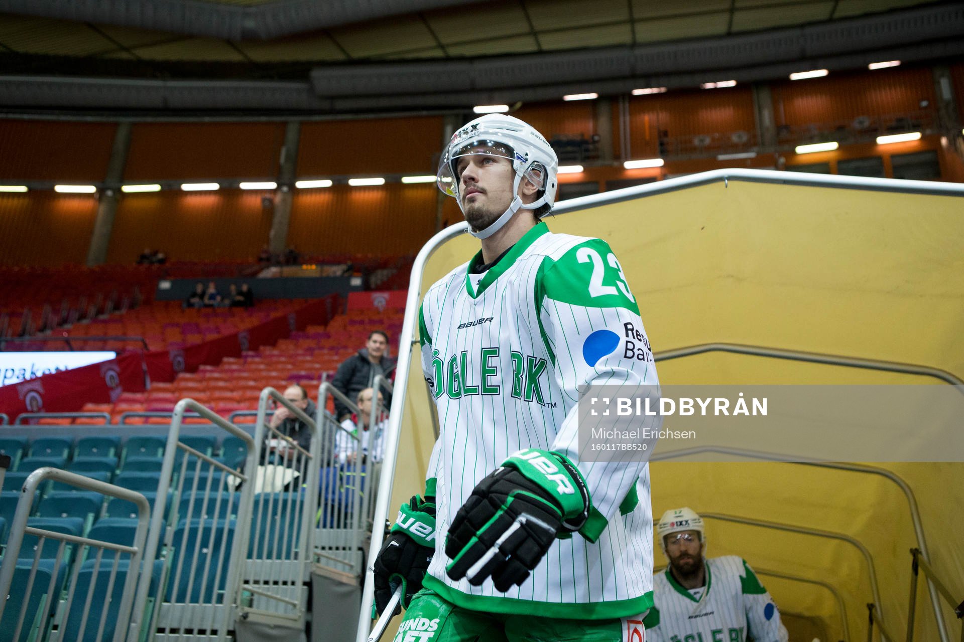 Rögles Daniel Sylwander på väg in i Scandinavium innan
