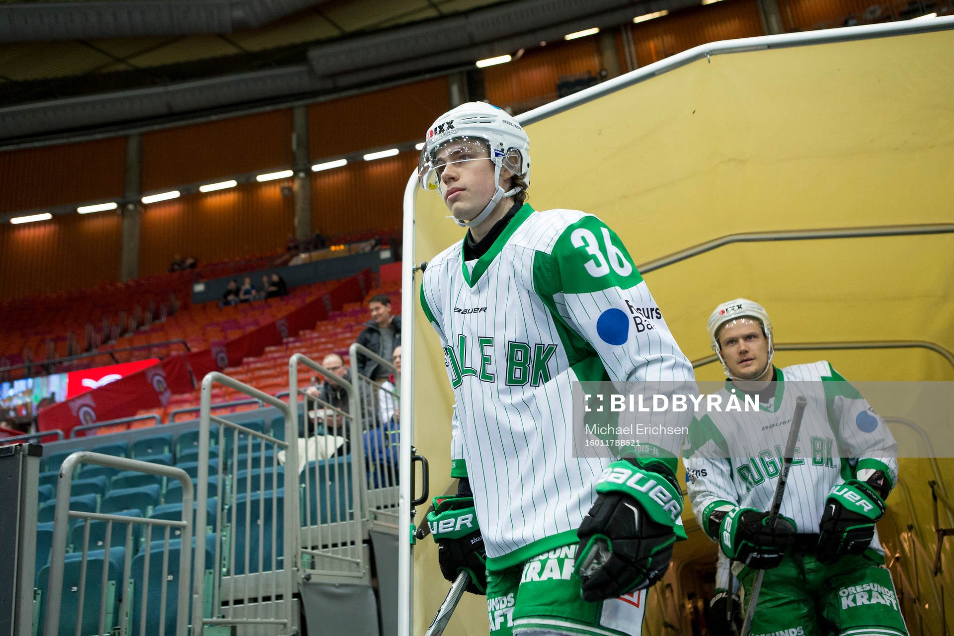 Rögles Filip Karlsson på väg in i Scandinavium innan en