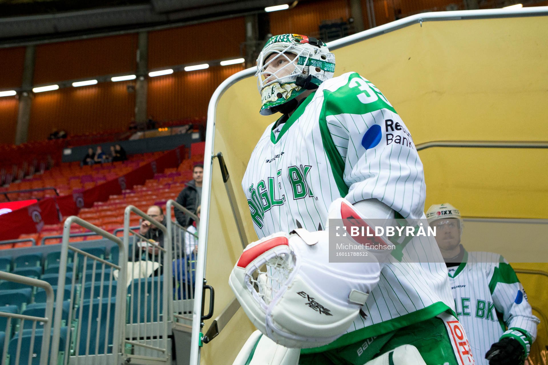 Rögles målvakt Oscar Dansk på väg in i Scandinavium