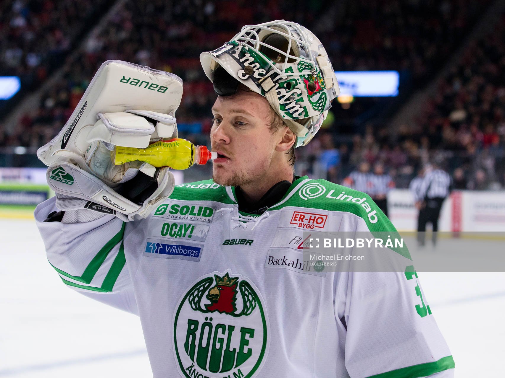 Rögles målvakt Lars Volden dricker vatten